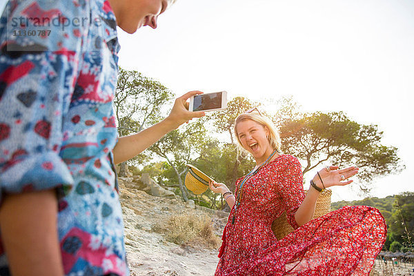 Ehepaar beim Fotografieren mit dem Smartphone  Mallorca  Spanien