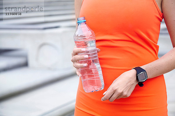 Schrägansicht einer Frau mit Wasserflasche