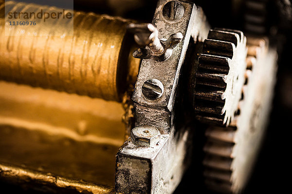 Nahaufnahme von Goldfarbe auf Druckmaschinen in der Druckerei