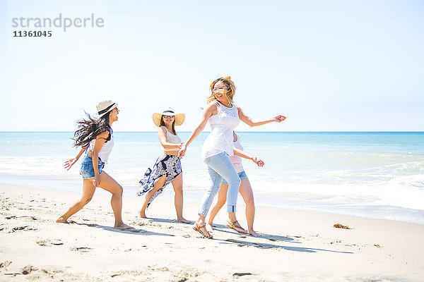Vier erwachsene Freundinnen treiben sich am Strand herum  Malibu  Kalifornien  USA