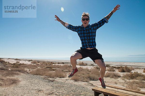 Mann springt in die Luft  Salton Sea  Kalifornien  USA