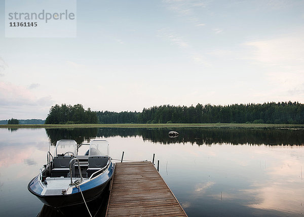 Blick auf Mole und See im Hochsommer  Orivesi  Finnland