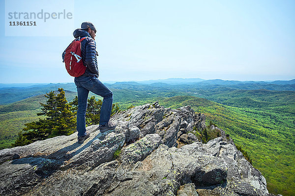 Männlicher Wanderer mit Blick vom Bergrücken  Blue Ridge Mountains  North Carolina  USA