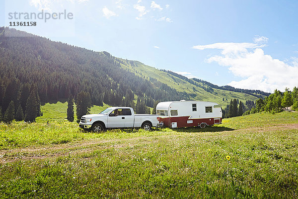 Freizeitfahrzeug und Wohnwagen in der Landschaft geparkt  Crested Butte  Colorado  USA