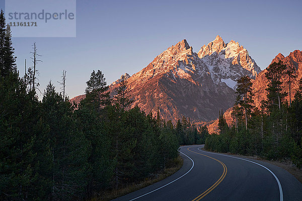 Kurvige Straße durch Berglandschaft  Grand Teton National Park  Wyoming  USA