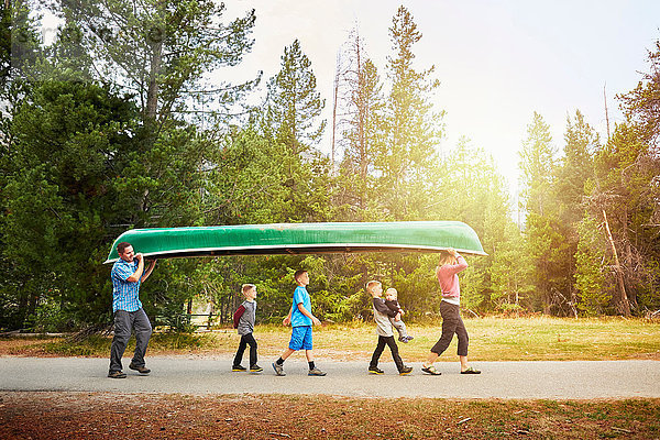 Familie mit vier Kindern mit Kanu  Grand Teton National Park  Wyoming  USA
