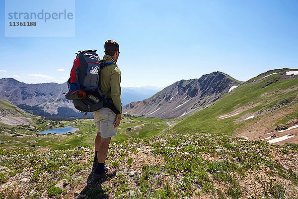 Männlicher Rucksacktourist mit Blick auf die Landschaft  Never Summer Wilderness  Colorado  USA