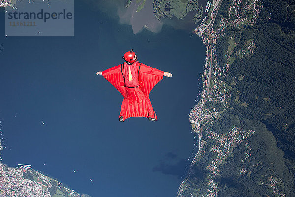 Wingsuit-Fallschirmspringer-Pilot fliegt über den See  Locarno  Tessin  Schweiz
