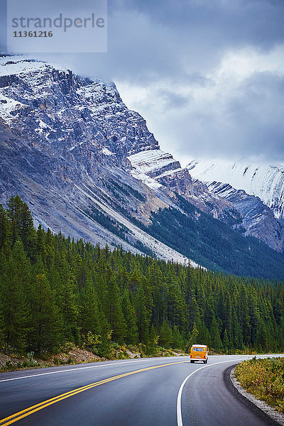 Oldtimer-Freizeitfahrzeug auf dem Highway  Banff National Park  Alberta  Kanada