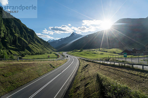 Leere Autobahn bei Sonnenuntergang  Splugen  Kanton Graubünden  Schweiz