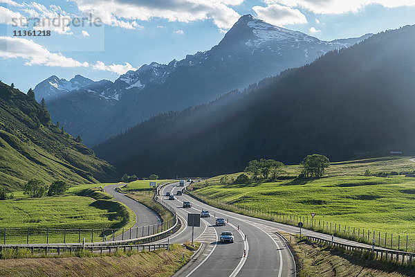Verkehr auf der Bergautobahn bei Sonnenuntergang  Splugen  Kanton Graubünden  Schweiz