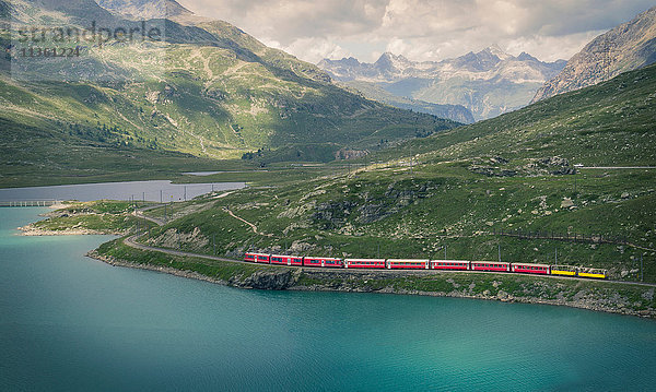 Glacier-Express-Zug auf dem Berninapass  Kanton Graubünden  Schweiz