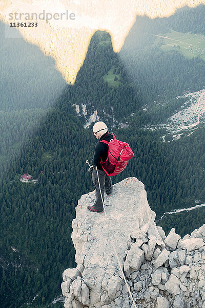 BASE-Springer bei der Kontrolle des Ausstiegspunktes in Torre Trieste  Italienische Alpen  Alleghe  Belluno  Italien