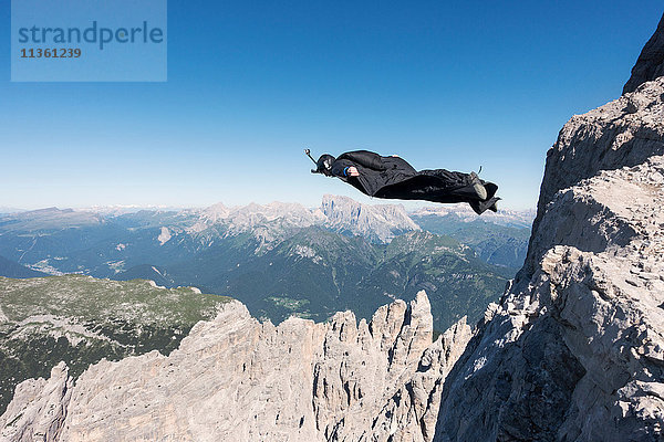 Wingsuit BASE-Springer beim Klippenspringen  Italienische Alpen  Alleghe  Belluno  Italien
