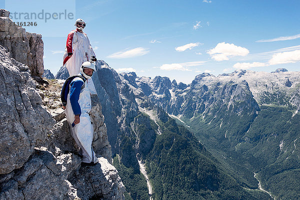 BASE-Springer machen sich bereit  gemeinsam von der Klippe zu springen  Italienische Alpen  Alleghe  Belluno  Italien