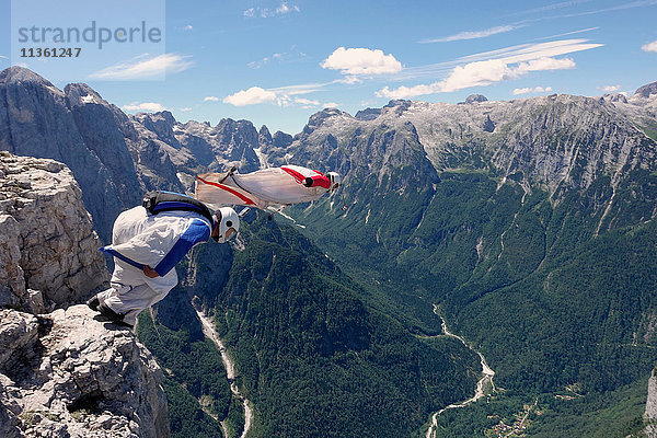 BASE-Jumping-Flügelanzug-Piloten springen gemeinsam von einer Klippe und das Tal hinunter  Italienische Alpen  Alleghe  Belluno  Italien