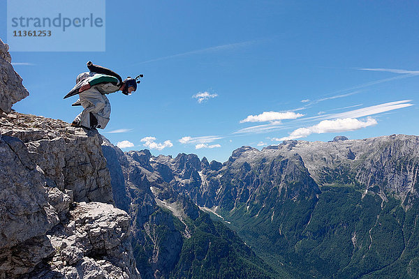 Wingsuit-BASE-Springerin macht sich bereit  von einer Klippe zu springen  Italienische Alpen  Alleghe  Belluno  Italien
