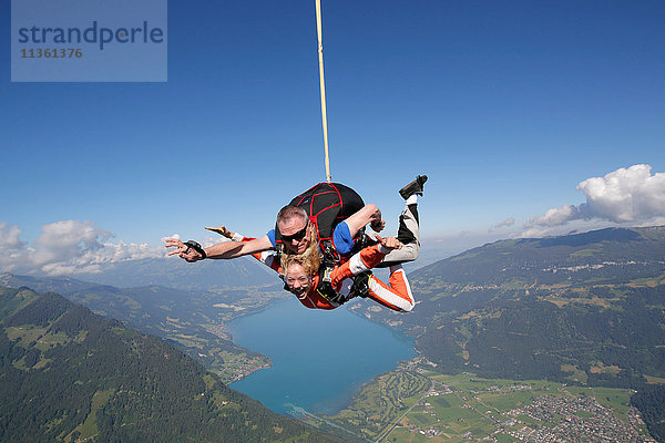 Tandemspringer im freien Fall als Fallschirmabwurf  Interlaken  Bern  Schweiz