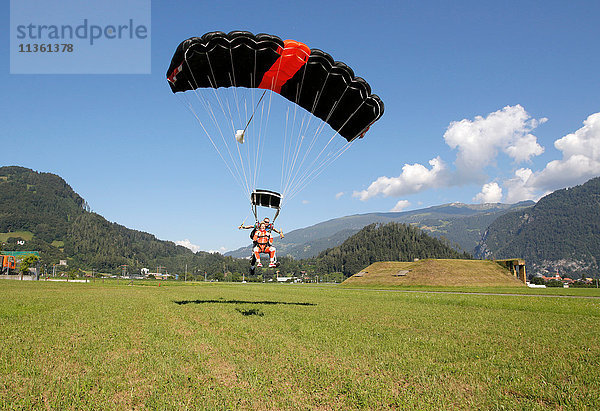 Tandem-Himmelsstürmer landen mit Fallschirm im Feld  Interlaken  Bern  Schweiz