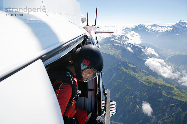 Weibliche Fallschirmspringerin im Helikopter bei der Ausreisekontrolle über dem Berg  Interlaken  Bern  Schweiz