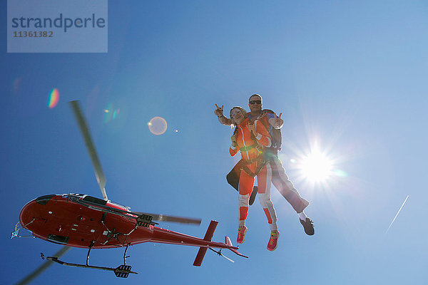 Tandem-Himmelstaucher im freien Fall mit Helikopter über Interlaken  Interlaken  Bern  Schweiz