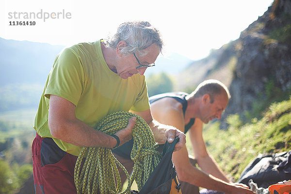 Kletterer bereiten Kletterausrüstung vor
