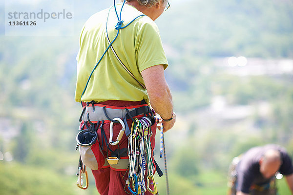 Rückansicht eines Bergsteigers mit Sicherheitsgurt