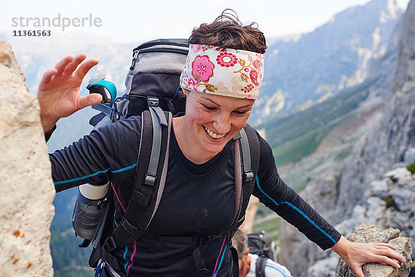 Frau wandert lächelnd auf den Berg  Österreich