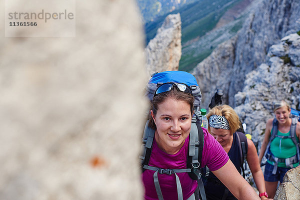 Gruppe von Frauen  die lächelnd den Berg hinaufwandern  Österreich