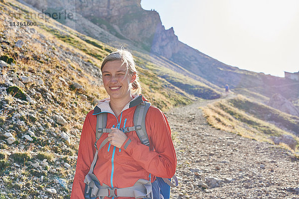 Porträt eines Wanderers  der lächelnd in die Kamera schaut  Österreich