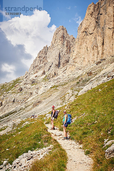 Wanderer auf Bergpfad mit Blick in die Kamera  Österreich