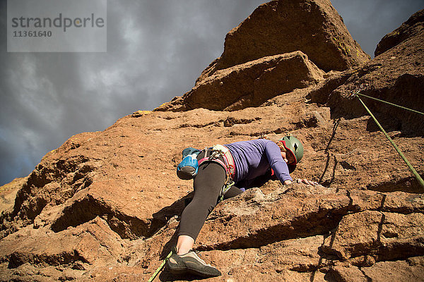 Bergsteigerin beim Klettern am Berg  Niedrigwinkelansicht  Smith Rock State Park  Oregon  USA