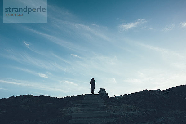 Silhouette einer Frau auf einer Treppe  Stintino  Sassari  Italien