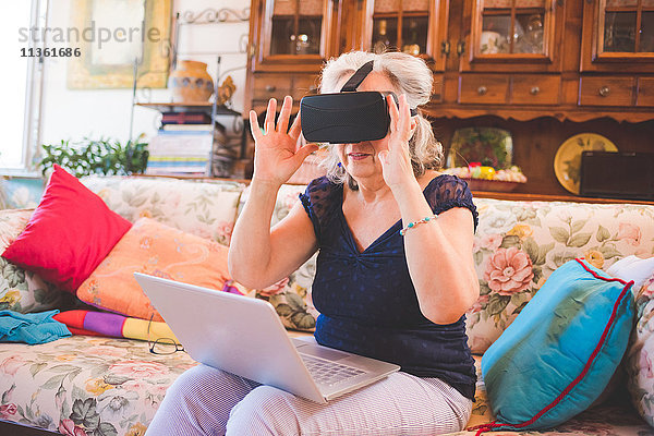 Frau auf dem Sofa mit Virtual-Reality-Headset