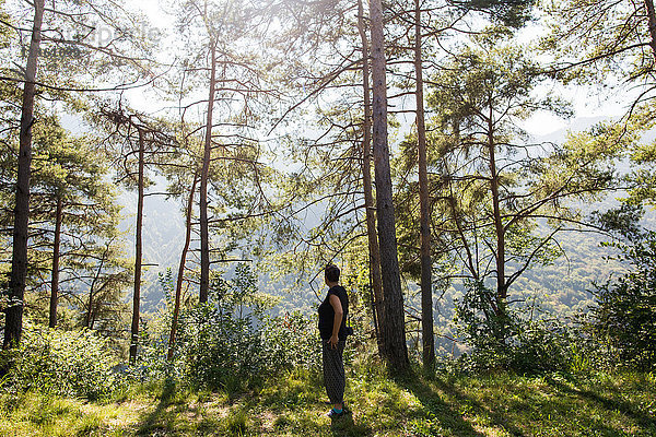 Frau steht im Wald und schaut weg  Passo Maniva  Italien
