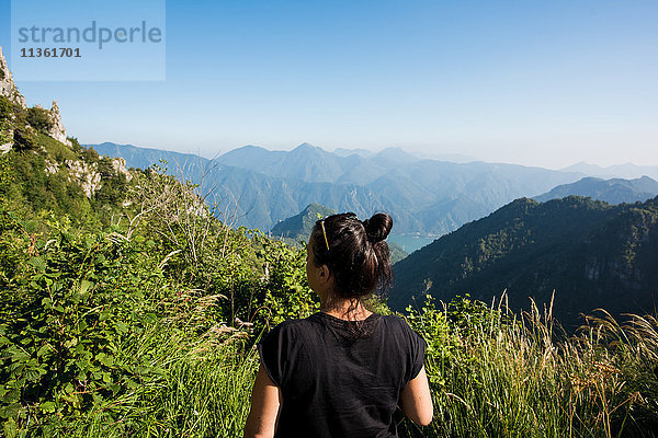 Rückansicht einer Frau mit Blick auf die Berge  Passo Maniva  Italien