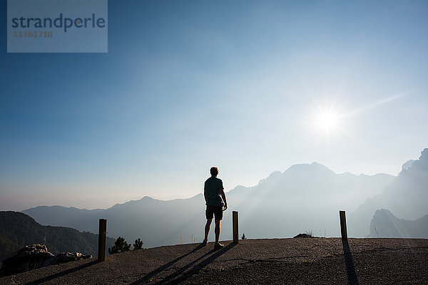 Rückansicht eines Mannes mit Blick auf die Berge  Passo Maniva  Italien