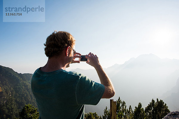 Rückansicht eines Mannes  der Berge fotografiert  Passo Maniva  Italien