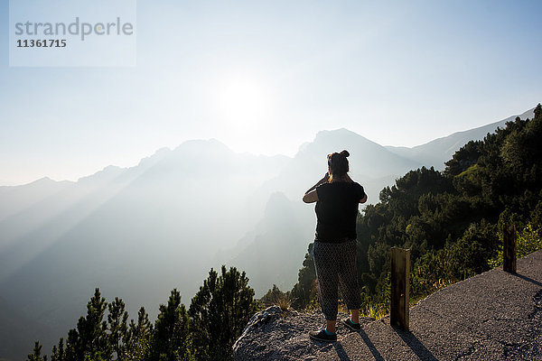 Rückansicht einer Frau mit Blick auf die Berge  Passo Maniva  Italien