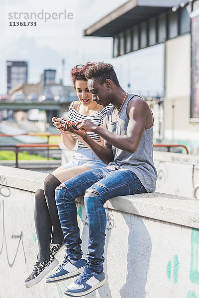 Paar im Stadtgebiet mit Blick auf Smartphone  Mailand  Italien