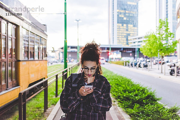 Frau SMS auf Smartphone im Stadtgebiet  Mailand  Italien