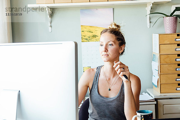 Frau im Büro mit Computer