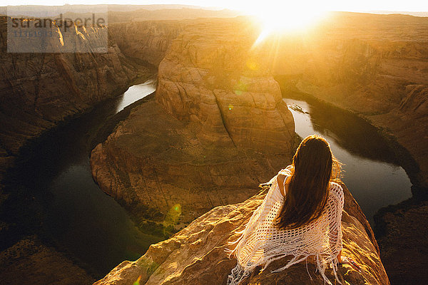 Frau entspannt sich und genießt die Aussicht  Horseshoe Bend  Page  Arizona  USA