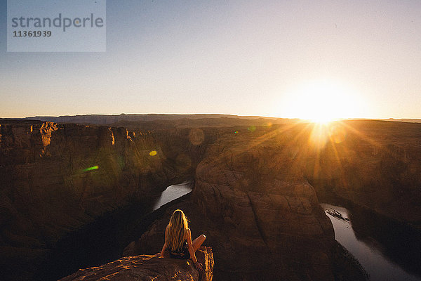 Frau entspannt sich und genießt die Aussicht  Horseshoe Bend  Page  Arizona  USA