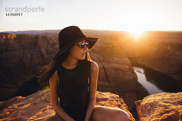 Frau entspannt sich und genießt die Aussicht  Horseshoe Bend  Page  Arizona  USA