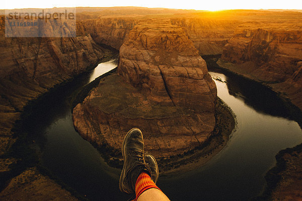 Person entspannt sich und genießt die Aussicht  Horseshoe Bend  Page  Arizona  USA