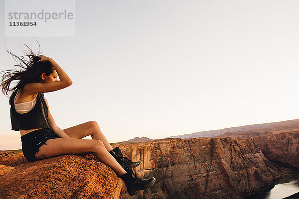 Frau entspannt sich und genießt die Aussicht  Horseshoe Bend  Page  Arizona  USA