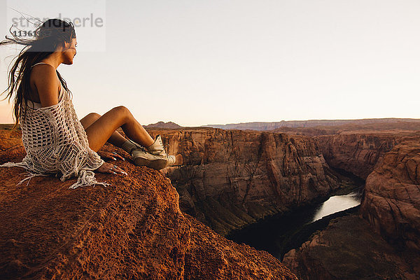 Frau entspannt sich und genießt die Aussicht  Horseshoe Bend  Page  Arizona  USA