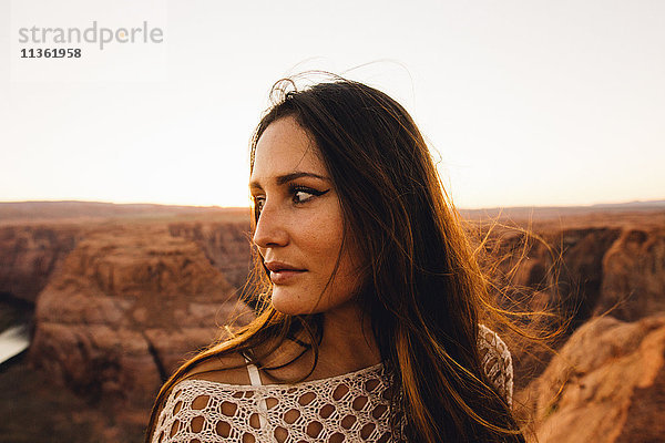 Frau schaut seitwärts in die Ansicht  Horseshoe Bend  Page  Arizona  USA