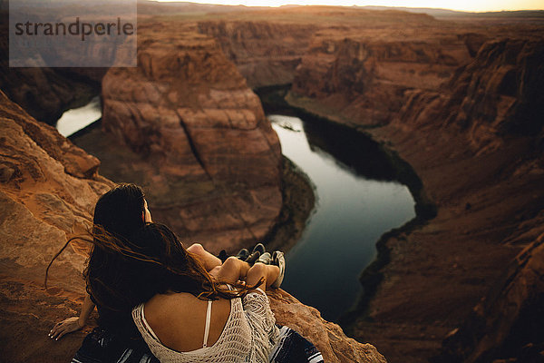 Frauen entspannen sich und genießen die Aussicht  Horseshoe Bend  Page  Arizona  USA